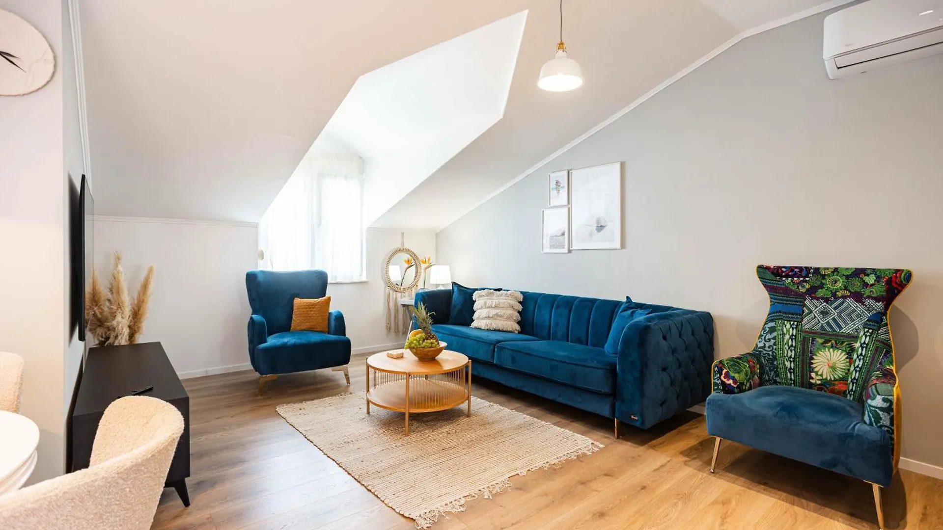 Seashell Apartment Split