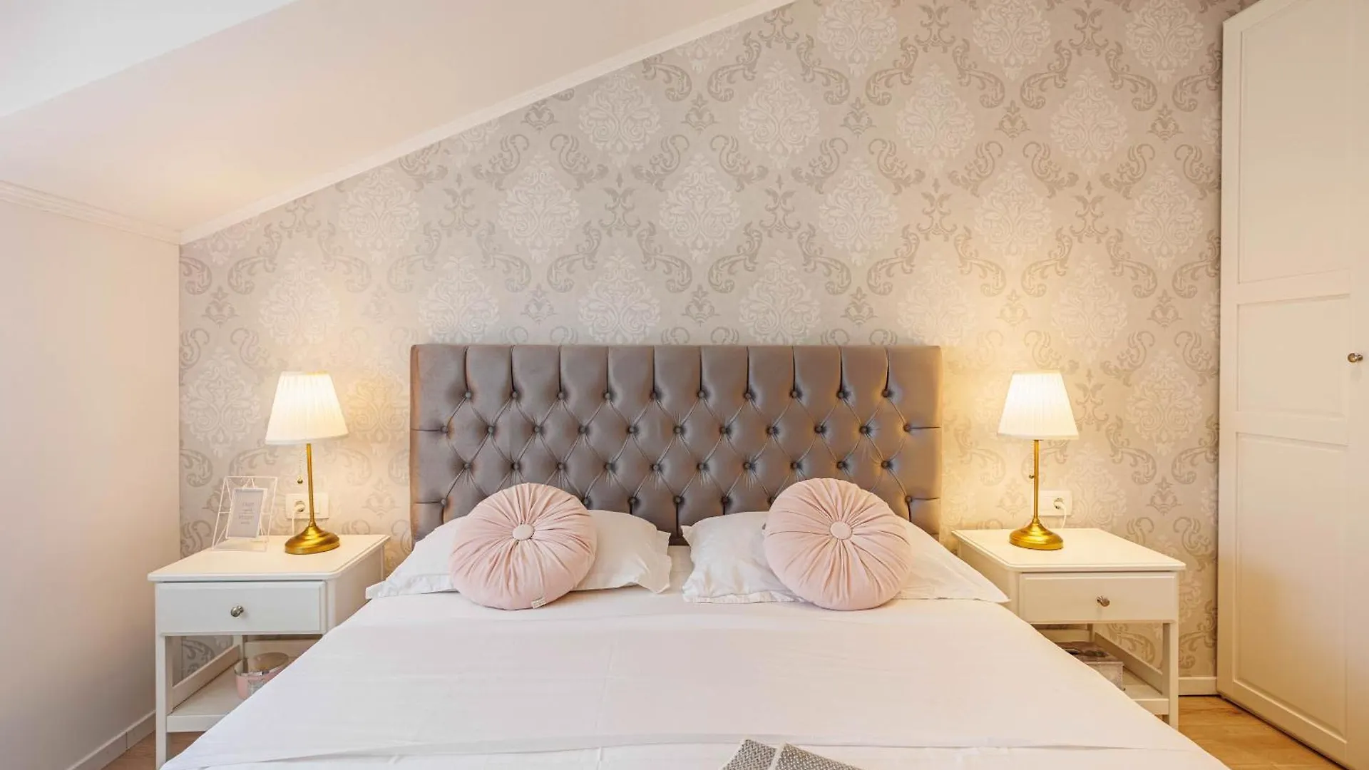 Seashell Apartment Split