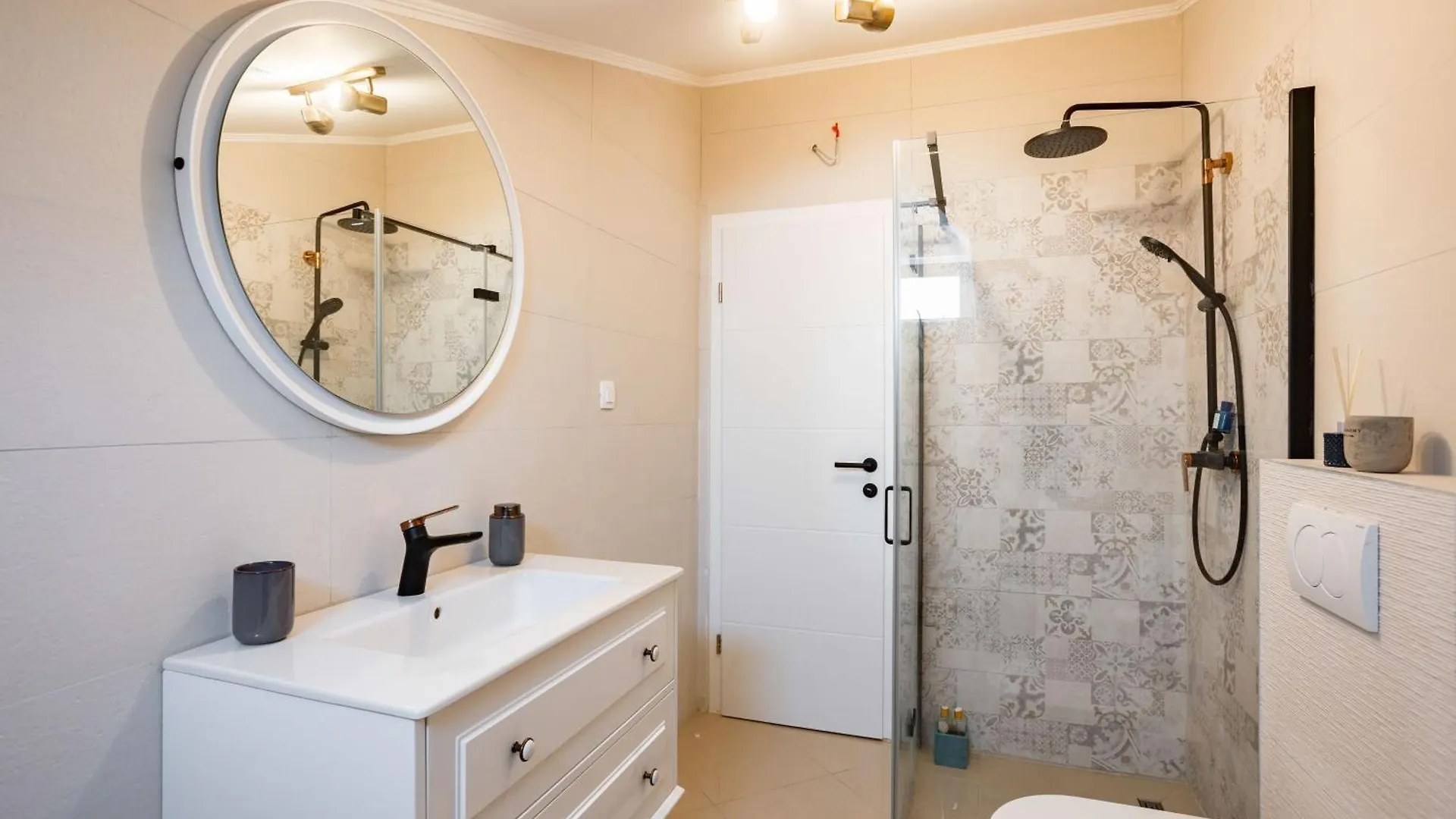 Seashell Apartment Split