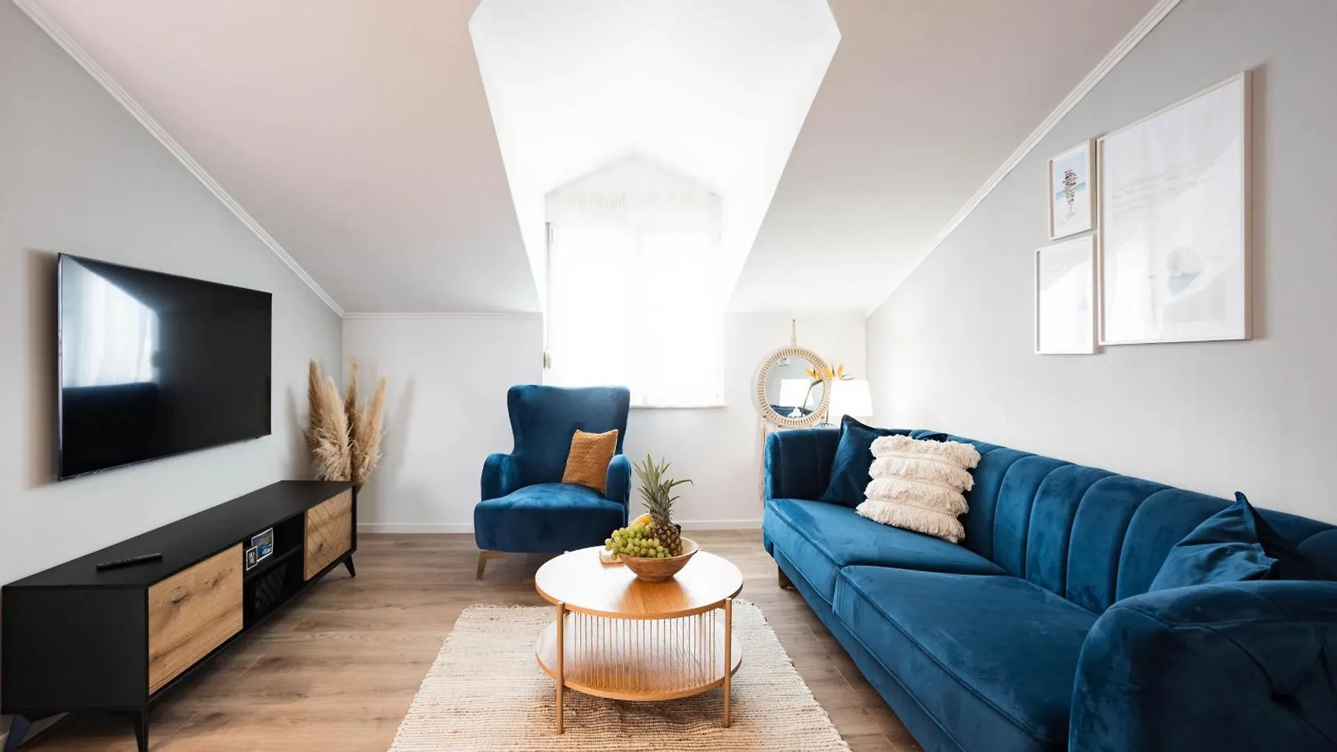 Seashell Apartment Split